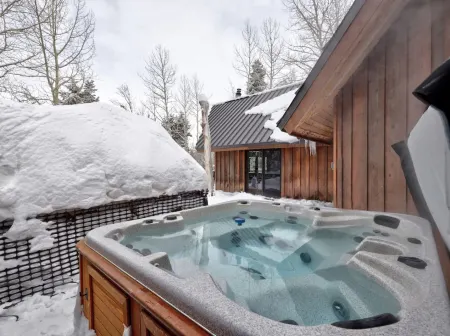 Spacious Multi-Level Retreat with Hot Tub and Playroom - Charming Haven Отели в г. Sundance