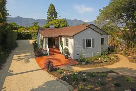 Minutes from Beach and Dining Delights - Charming Cottage Retreat