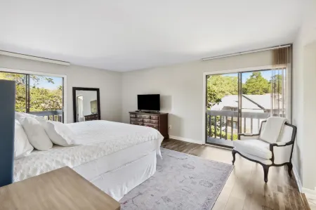 Stunning Lake View Retreat - Steps from Water's Edge Отели в г. Пайнблафф