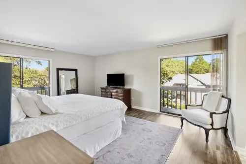 Stunning Lake View Retreat - Steps from Water's Edge Hotels in Taylortown