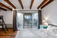 Ski-in/Ski-Out with Private Deck and Wifi - Cozy Mountain Retreat