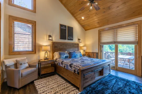 Expansive Deck and Stunning Views - Charming Mountain Haven