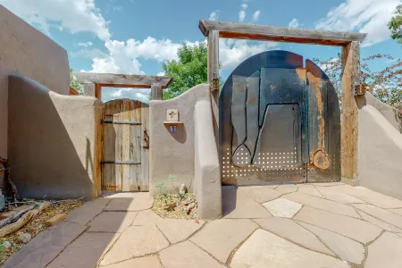 Luxe Casita - Fireplace, Full Kitchen & Steam Shower - Walk to Eateries, Dogs OK Отели рядом с достопримечательностью «San Francisco de Asis Church»