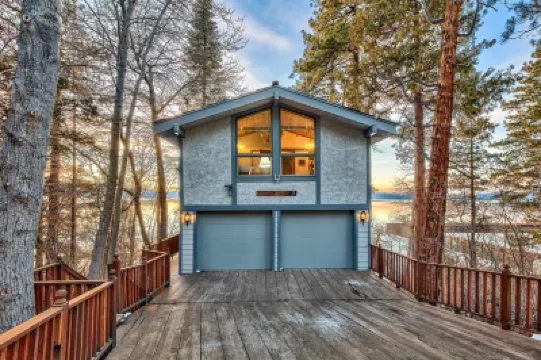 Breathtaking Lakefront Views and Cozy Luxury - Exquisite Tahoe Escape Hotels in 