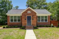 Cozy Duplex with Fast Wifi and in-Unit Laundry - Charming Retreat Hotels near Goodwill