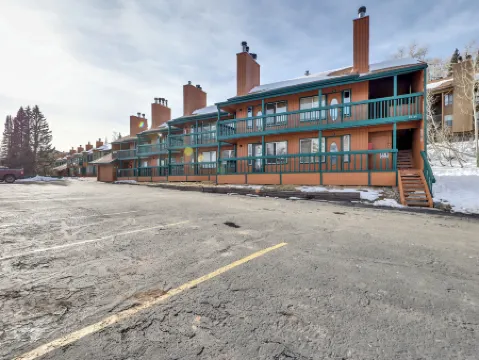 Cozy Comfort and Mountain Adventure - Charming Retreat