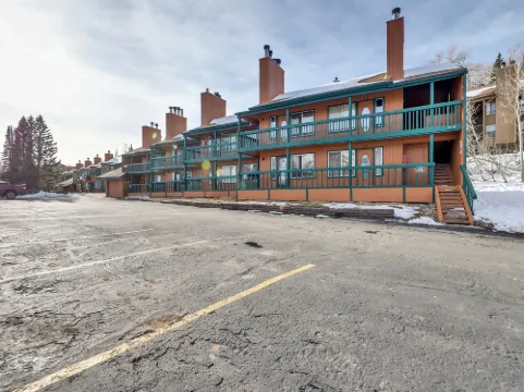 Cozy Comfort and Mountain Adventure - Charming Retreat