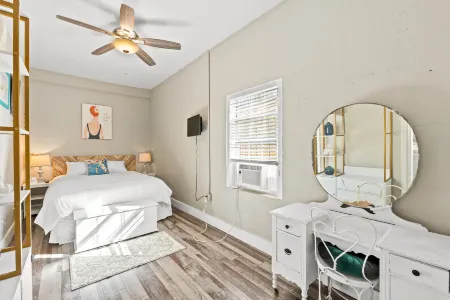 Miniature Golf and Cozy Outdoor Space - Charming Beach Haven