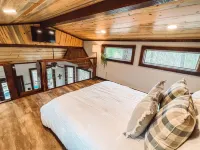 Scenic Deck and Covered Hot Tub - Magical Treehouse Retreat Hotels in Fannin County