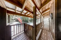 Beautiful custom cabin on private lake w/ foosball, hot tub, & fireplace Hotels in Blount County