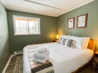 Cozy Fireplace and Stunning Mountain Views - Charming Modern Retreat فنادق في Bartlett