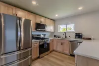 Executive Suite with Luxurious Kitchen and Free Wi-Fi - Charming Oasis Hotel di Coeur D'Alene