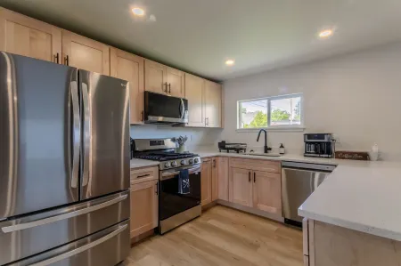 Cozy Suite with Full Kitchen and in-Suite Laundry - Charming Retreat