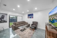 Spacious Retreat - Private Pool, Outdoor Living Area Hotels in Biscayne Park