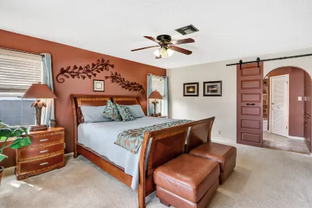 Breathtaking Lake Views and Hot Tub - Charming Lake House Retreat