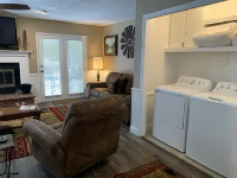 High Speed Wifi and Fireplace - Beautiful and Spacious Retreat