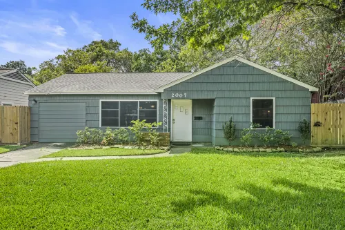 Stylish Interiors and Fully Equipped Kitchen - Gorgeous Cozy Getaway