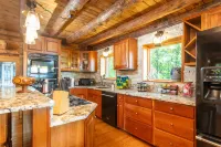 Mountain Haven with Spectacular Vistas - Charming Log Cabin Retreat
