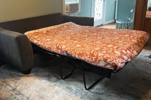 Charming Studio Cottage with Cozy Deck - Inviting Peaceful Getaway