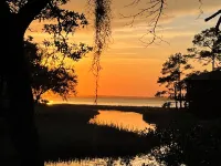 Stunning Sea Pines Treetop Oasis Deck & Grill with short walk to Harbourtown