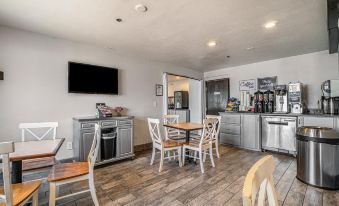 Days Inn & Suites by Wyndham Traverse City