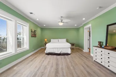 Gulf View Balcony and Cozy Living Area - Charming Beach House Escape 포트 세인트 조 호텔