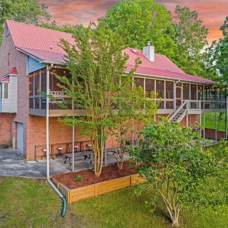 Sleeps 20! Luxe Family Lakehouse! No Steps to Water! EZ Access, Slide, Fast Wifi