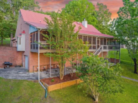 Sleeps 20! Luxe Family Lakehouse! No Steps to Water! EZ Access, Slide, Fast Wifi