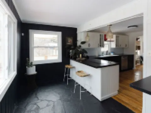 Charming & Cozy 2-Bedroom Retreat Near Lake Minnetonka – Perfect family place Hotels in Minnetonka