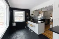 Charming & Cozy 2-Bedroom Retreat Near Lake Minnetonka – Perfect family place Hotels in Minnetonka