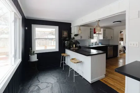 Charming & Cozy 2-Bedroom Retreat Near Lake Minnetonka – Perfect family place Отели рядом с достопримечательностью «Моррис Миннетонка Сабару»