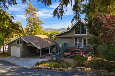 Charming A-Frame Retreat with Game Room and Firepit - Breathtaking Escape Hotel in zona Lake Arrowhead Branch Library