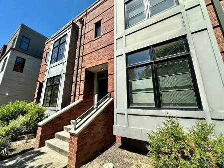 Cozy 2 bedroom house 5 minutes to downtown and UC Davis Medical Отели рядом с достопримечательностью «Riverside Hall School of Engineering and Computer Science»