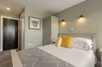 No3 Highpoint luxury townhouse, 2en-suite bedrooms onsite indoor swimming pool