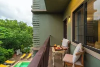 Locomo Boutique, Morjim - Stay Work Eat