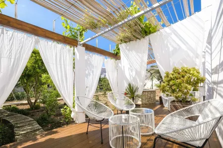 Hotel Abril 37 Отели рядом с достопримечательностью «Es Bot - Algaiarens»