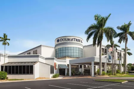 Doubletree by Hilton Fort Myers at Bell Tower Shops Отели в г. Форт Майерс