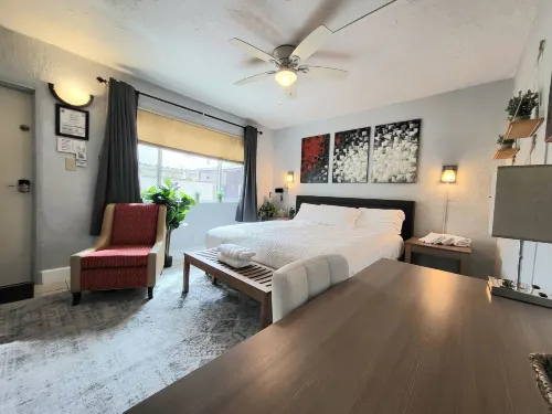 Barefoot Mailman Inn & Suites, Lantana, West Palm Beach, South Florida فنادق في Manalapan