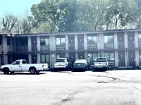 Suite Stay Evansville - parking