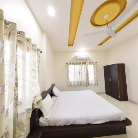 Hotel Radhika Inn Отели в г. Бхилмал