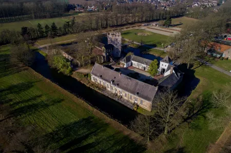 Romantik Hotel Kasteel Daelenbroeck Отели в г. Vlodrop