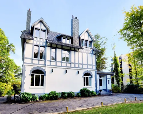 Opulent Holiday Home in Spa with Sauna, Hot Tub, Playroom Hotele w: Spa