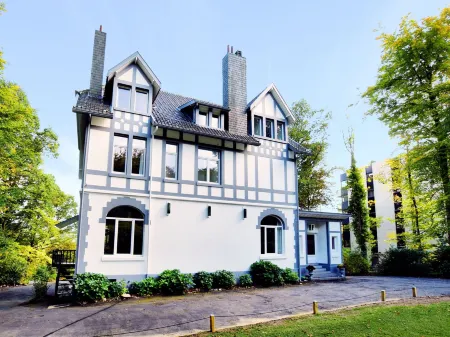 Opulent Holiday Home in Spa with Sauna, Hot Tub, Playroom Отели в г. Спа