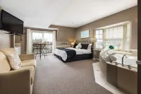 Old Harbor Inn