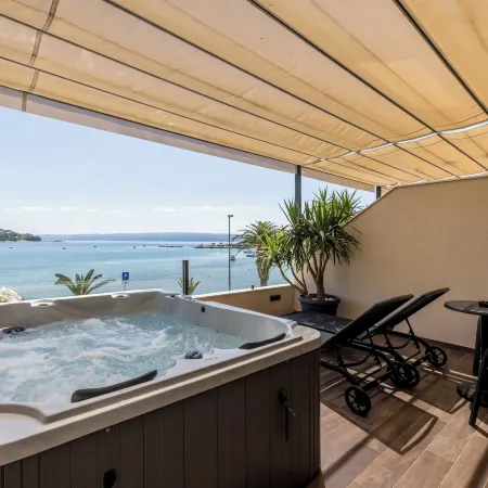 Sea View Luxury Rooms Seven of Nine Отели рядом с достопримечательностью «Торговый центр City Center One Split»