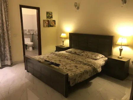 1 Bed House - Sleeps 2 - Pets - Parking - Wifi Отели рядом с достопримечательностью «Лахор Юниверсити оф Менеджмент Сайенсиз»