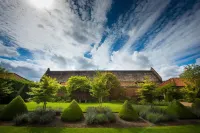 Lavish Tudor Hall Gardens - Sleeps 14 Hotels in 