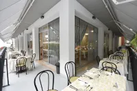 Lively Hotel