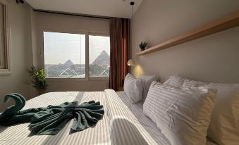The Gate Hotel Front Pyramids & Sphinx View