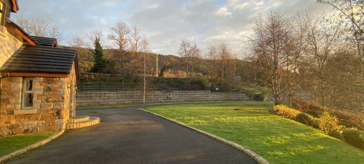 Rostrevor Valley 6-Br Sleeps 20 w Hot Tub & View Отели в г. Ньюри